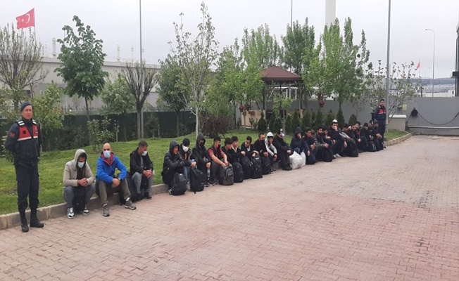 Kocaeli'de durdurulan araçtan 27 kaçak göçmen çıktı