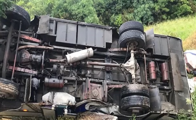 Geziye giden midibüs şarampole devrildi;17 yaralı