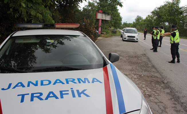 Jandarma trafik tedbirlerini üst seviyeye çıkardı Jandarma trafik tedbirlerini üst seviyeye çıkardı