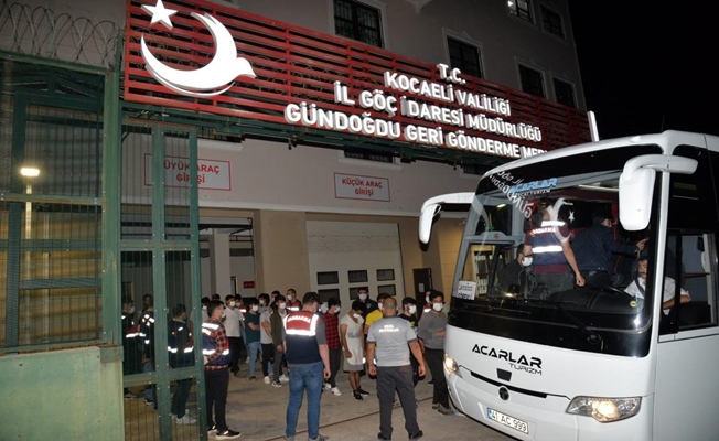 Kocaeli'de 401 düzensiz göçmen sınır dışı edildi Kocaeli'de 401 düzensiz göçmen sınır dışı edildi