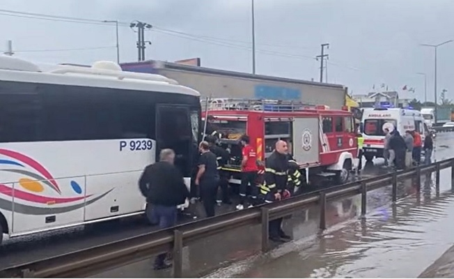 Serviste sıkışan sürücüyü itfaiye ekipleri kurtardı