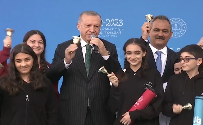 Cumhurbaşkanı Erdoğan ve Bakan Özer ilk ders zilini birlikte çaldılar