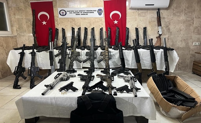 Kocaeli'de durdurulan araçta yasadışı silahlar ele geçirildi Kocaeli'de durdurulan araçta yasadışı silahlar ele geçirildi