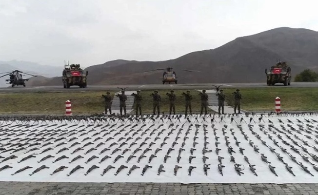 Pençe Kilit'te teröre büyük darbe! 1043 silah ele geçirildi