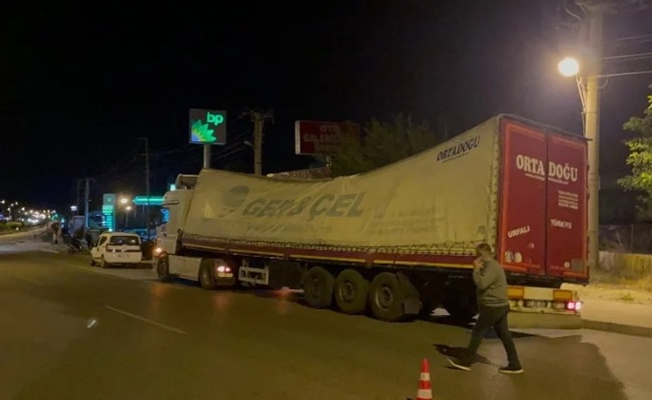 Adıyaman’da nar yüklü tır virajı alamayınca devrildi.