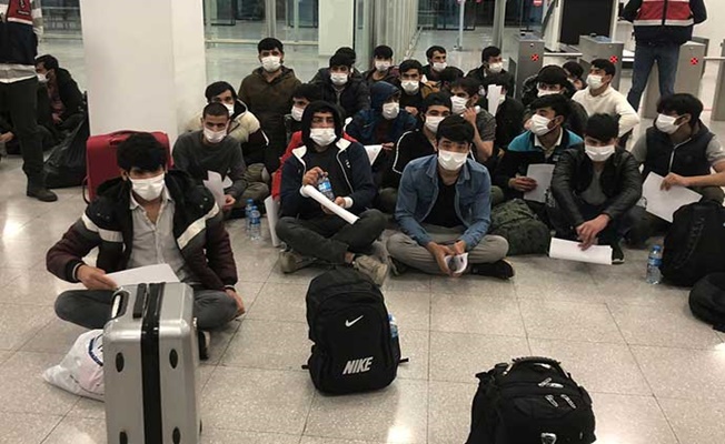 Jandarma ekiplerinin baskın yaptığı evde 51 kaçak göçmen yakalandı Jandarma ekiplerinin baskın yaptığı evde 51 kaçak göçmen yakalandı