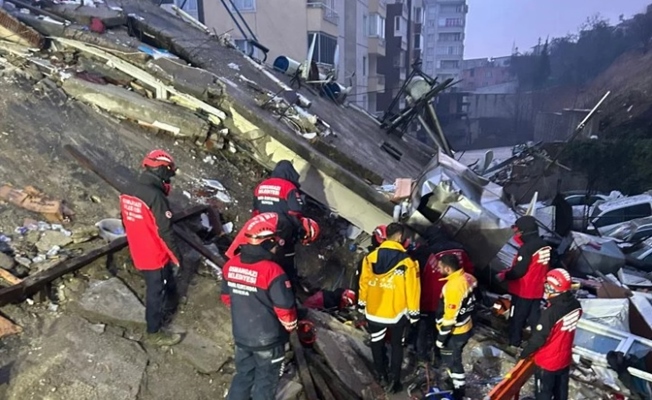 Depremde hayatını kaybedenlerin sayısı 12 bin 873'e yükseldi Depremde hayatını kaybedenlerin sayısı 12 bin 873'e yükseldi