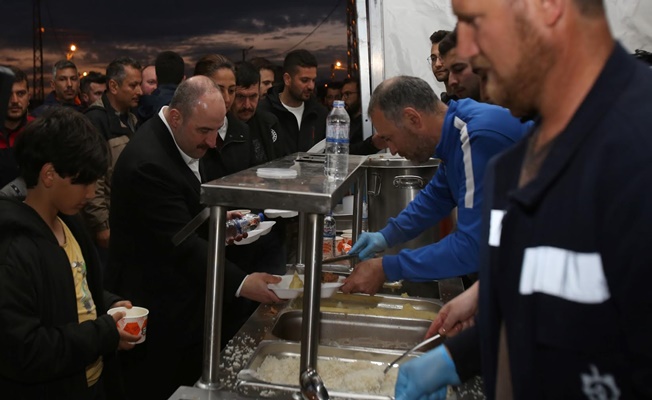 Bakan Varank, Kocaeli çadır kentte orucunu açtı