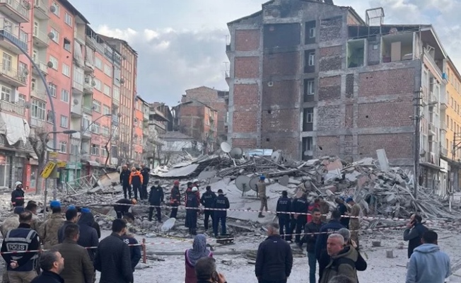 Malatya'da ağır hasarlı 5 katlı bina çöktü