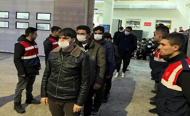 Kocaeli'de 6 kaçak göçmen sınır dışı edildi Kocaeli'de 6 kaçak göçmen sınır dışı edildi