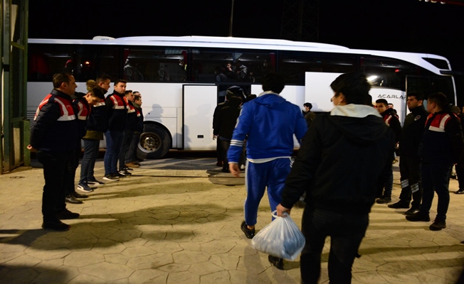 49 düzensiz göçmen sınır dışı edildi 49 düzensiz göçmen sınır dışı edildi
