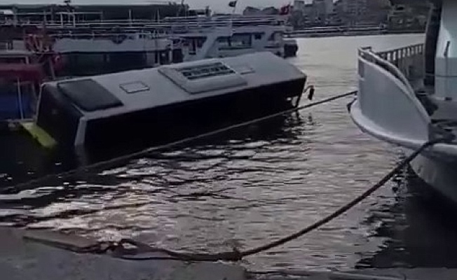 Eminönü'nde İETT otobüsü denize düştü 