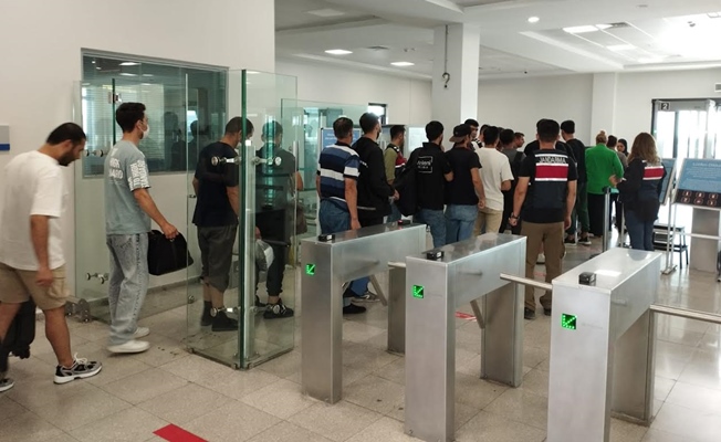 Kocaeli'de 24 düzensiz göçmen sınır dışı edildi Kocaeli'de 24 düzensiz göçmen sınır dışı edildi