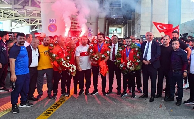 Şampiyon güreşçilere coşkulu karşılama