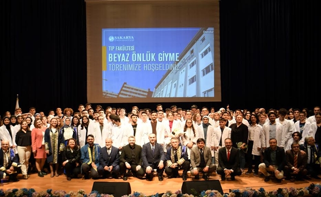 SAÜ'de “Beyaz Önlük Giyme Töreni” ile Tıp Fakültesi öğrencilerine jest yapıldı