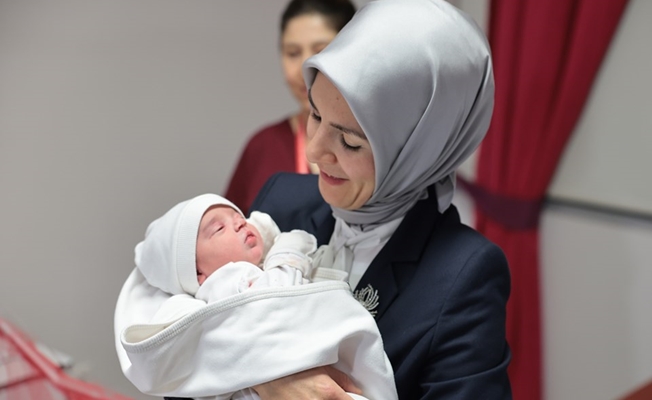 Aile ve Sosyal Hizmetler Bakanı Mahinur Özdemir Göktaş, Yeni Yılın İlk Bebeklerini Ziyaret Etti