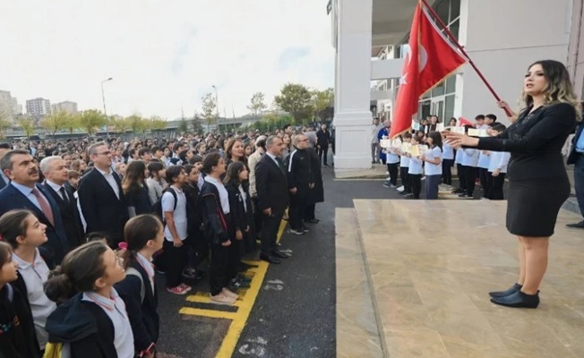 Okullarda şehitler için saygı duruşu