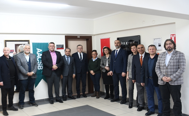 AACSB Sürecine Katkı Sunanlara Plaket