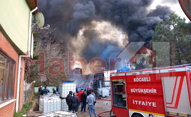 Kocaeli'de bulunan bir boya üretim tesiste yangın çıktı