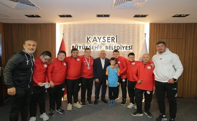 Down Futsal Takımı sporcularından Başkan Büyükkılıç’a sevgi gösterisi