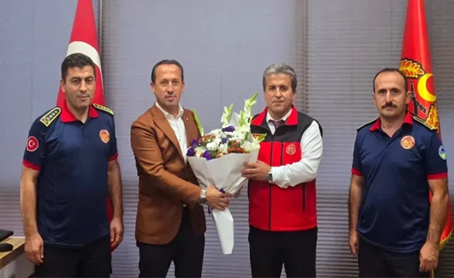 Karadere Mahallesi Muhtarı Ferruh Akıncık'tan İtfaiyecilere anlamlı ziyaret