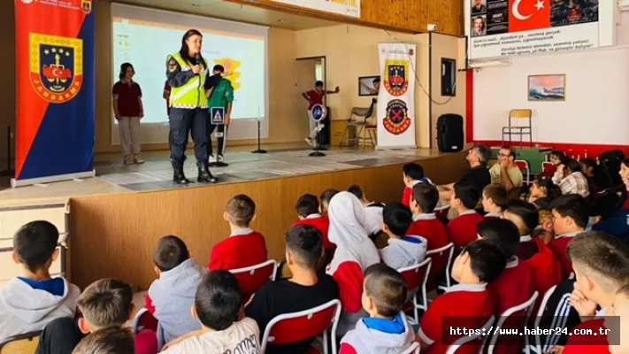 Kayseri Jandarma'dan öğrencilere trafik bilinci eğitimi Kayseri Jandarma'dan öğrencilere trafik bilinci eğitimi