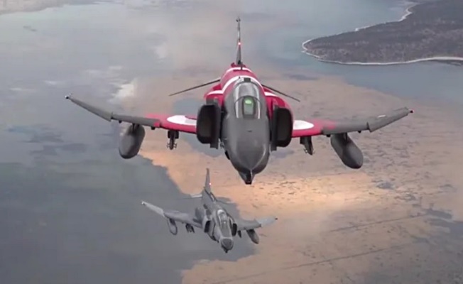 F4-E Phantom savaş uçağı 50. yıla özel havalandı