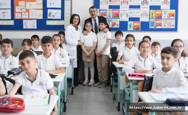 Bakan Tekin, Bursa'daki öğrencinin seçim vaadini yerine getirdi