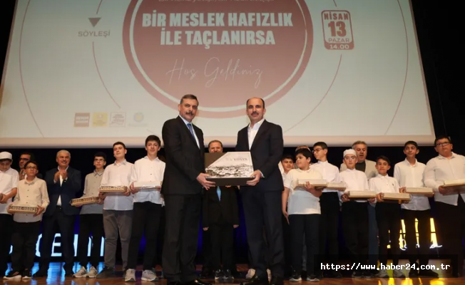 Erzurum Valisi, Konya'da hafız adayı öğrencilerle buluştu