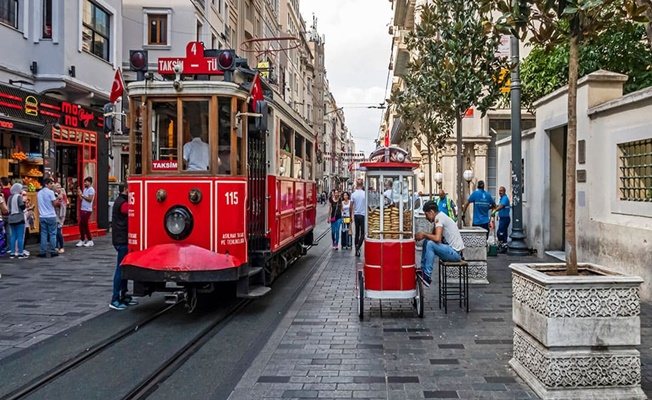 İstanbul’da kamusal alanda yüksek sesle müzik dinleyenlere para cezası
