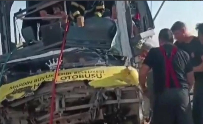 Mardin’de kaza: Halk otobüsü ile tır çarpıştı, 1 can kaybı