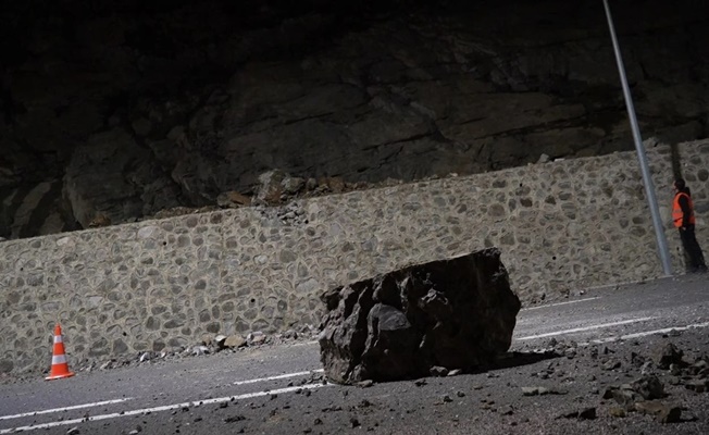 Artvin’de heyelan: Karadeniz sahil yolu trafiğe kapandı