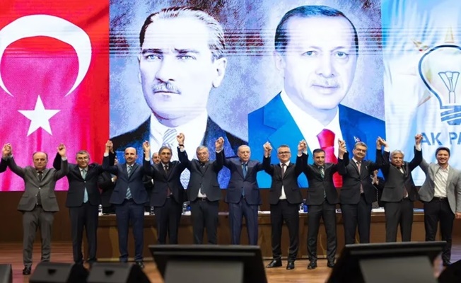 İki belediye başkanı AK Parti’ye katıldı... Rozetleri Erdoğan taktı!