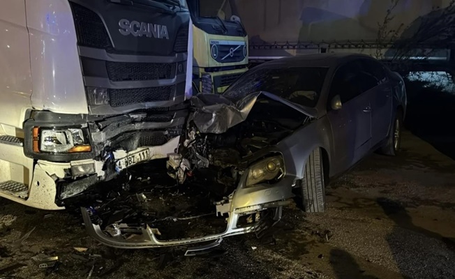 Park halindeki araçlara çarpan araçtaki 4 kişi ağır yaralandı!