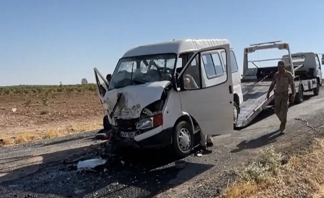 Şanlıurfa’da minibüs ile otomobil çarpıştı: 15 yaralı