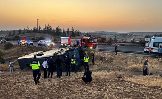 Suruç’ta kaza: Yolcu otobüsü yan yattı