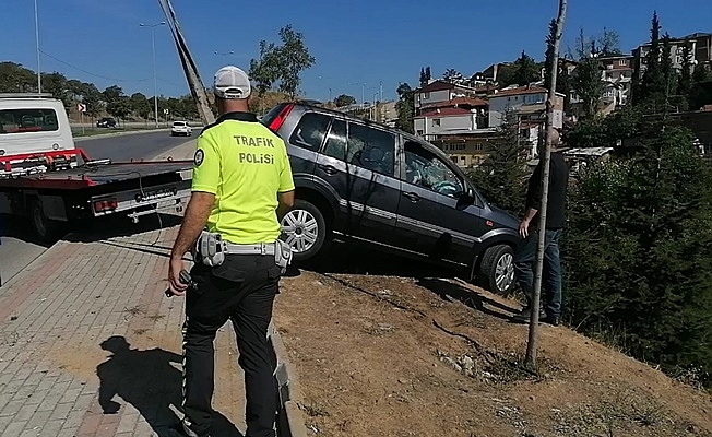 Virajı alamayan araç takla attı