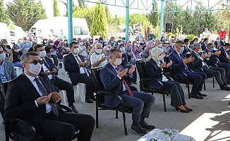 Milli Eğitim Bakanı Selçuk Deprem Şehitliğini ziyaret etti