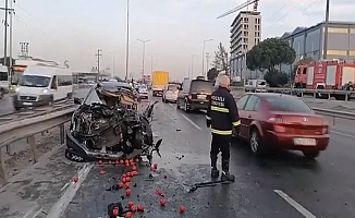 Otomobil ile sebze yüklü kamyonet çarpıştı: 1'i ağır 2 yaralı