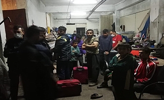 Kocaeli'de 46 kaçak göçmen hurdacı dükkanında yakalandı!