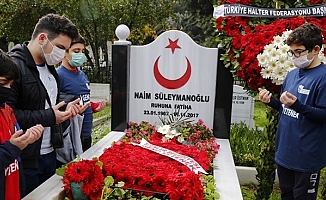 Naim Süleymanoğlu kabri başında anıldı