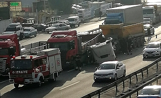 D-100'de feci kaza: TIR'lar birbirine saplandı!