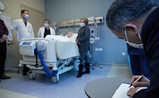 Vali Yerlikaya, Prof. Dr. Yavaşca'yı hastanede ziyaret etti