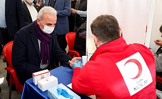 Ümraniye Belediye Başkanı Yıldırım kan bağışında bulundu
