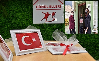 Tuzla'da şehit ailelerine Türk Bayrağı dağıtıldı
