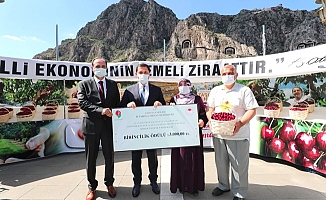 Meyve Diyarı Amasya’nın En İyi Kiraz Üreticisine Ödül Verildi