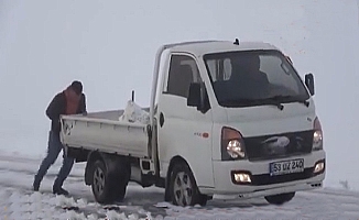 Doğuda kar etkili oldu araçlar yolda kaldı!