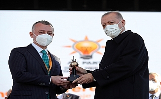 Cumhurbaşkanı Erdoğan, Başkan Büyükakın'a gençlik hizmetleri ödülünü verdi