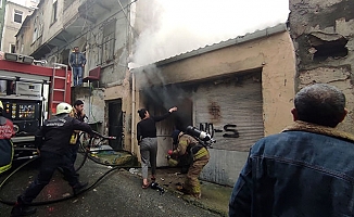 Beyoğlu'nda atık kağıt deposunda yangın