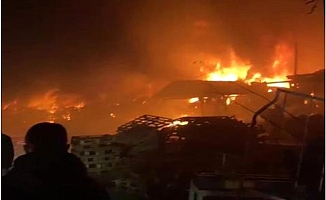 Düzce'de mobilya fabrikası alev alev yandı!